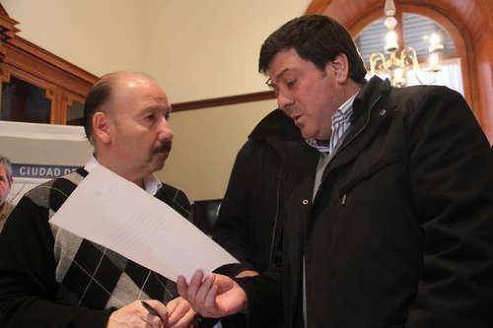 LA VISITA DEL VICEGOBERNADOR: Mariotto habl� de canales clandestinos y prometi� 400.000 pesos del Senado