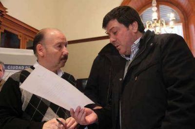 LA VISITA DEL VICEGOBERNADOR: Mariotto habl� de canales clandestinos y prometi� 400.000 pesos del Senado