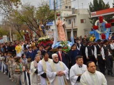 M�s de dos mil personas participaron de la procesi�n de San Luis Rey de Francia