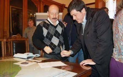 Mariotto recorri� la zona afectada por el temporal y entreg� subsidios