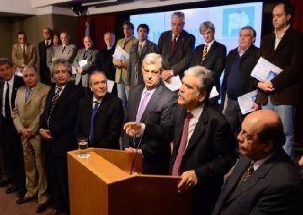 Guacone particip� del lanzamiento del plan de obras con De Vido