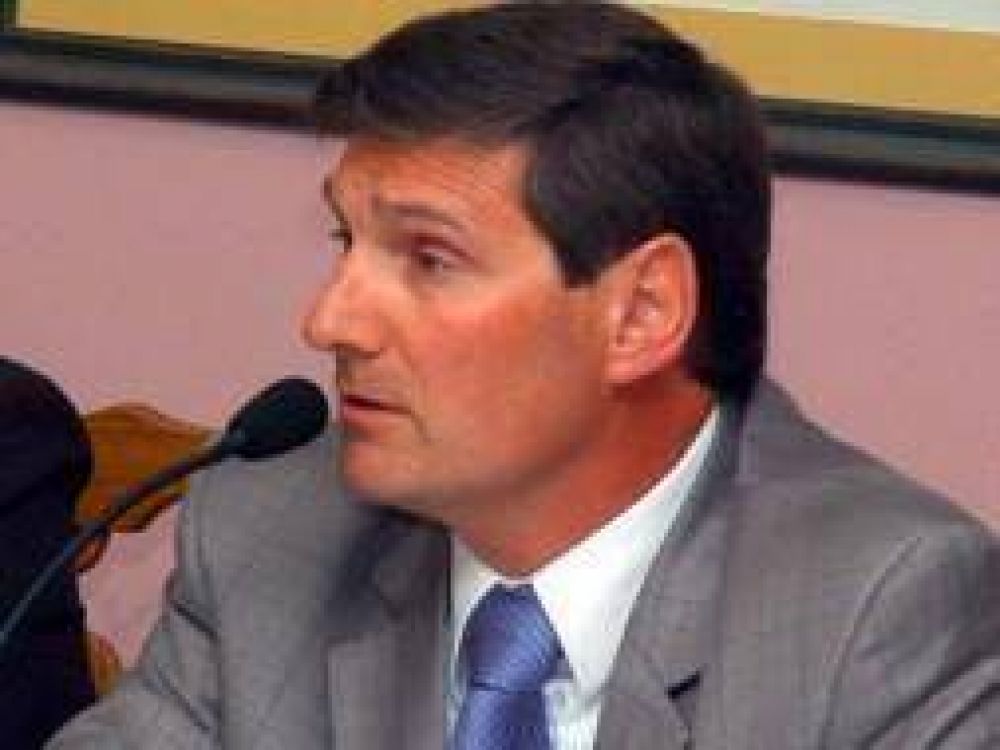 Jorge Fern�ndez pide la reelecci�n indefinida de Cristina y Scioli