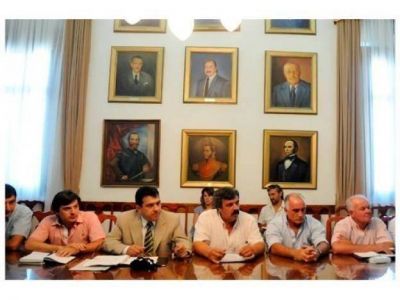 Intendentes radicales ven a su partido diezmado y confundido