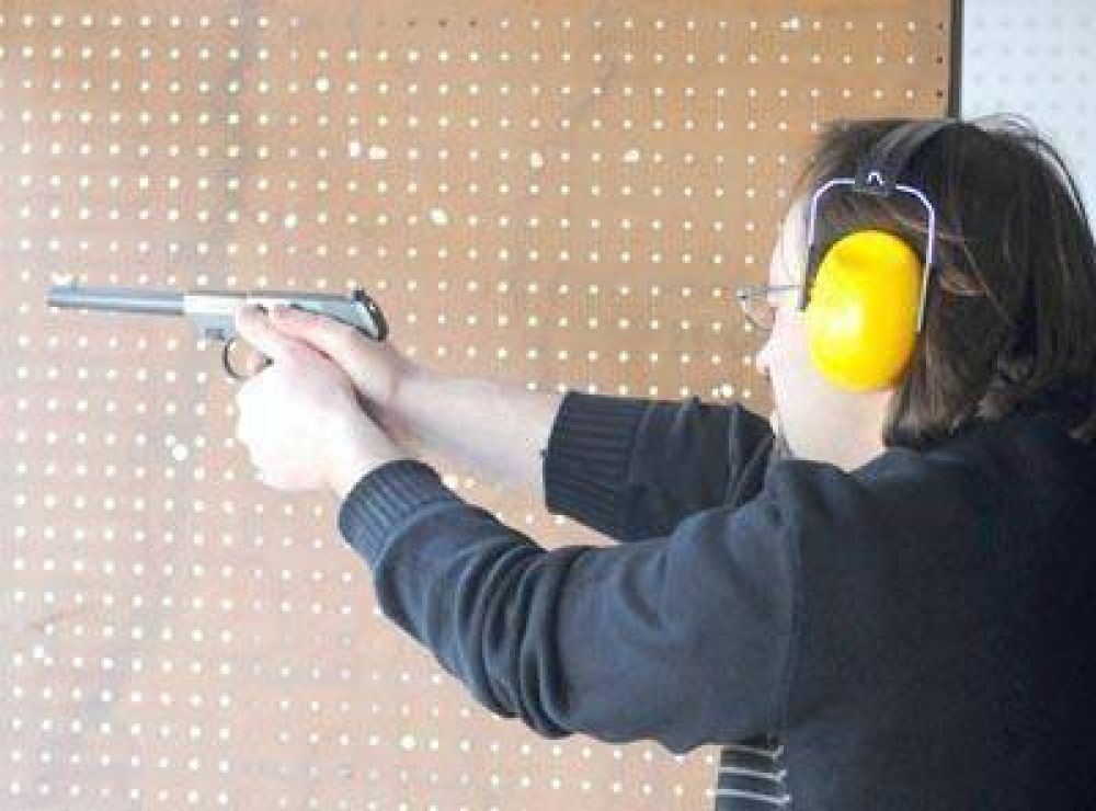 Cada vez m�s gente quiere aprender a usar armas para defenderse de los delitos