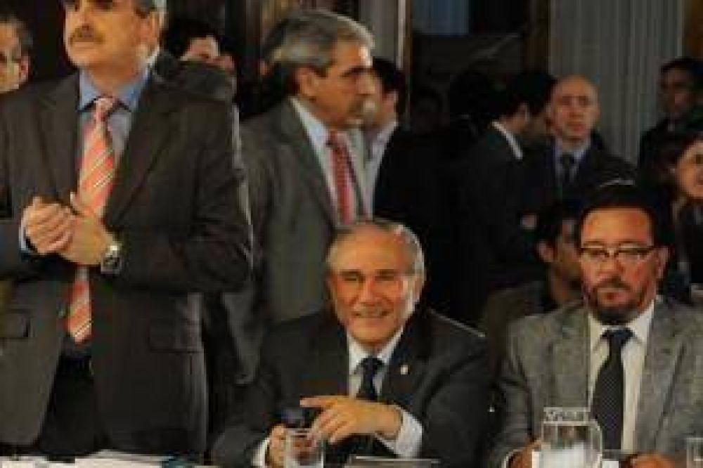  Para Barrionuevo, "la oposici�n hace campa�a por la reelecci�n de Cristina"