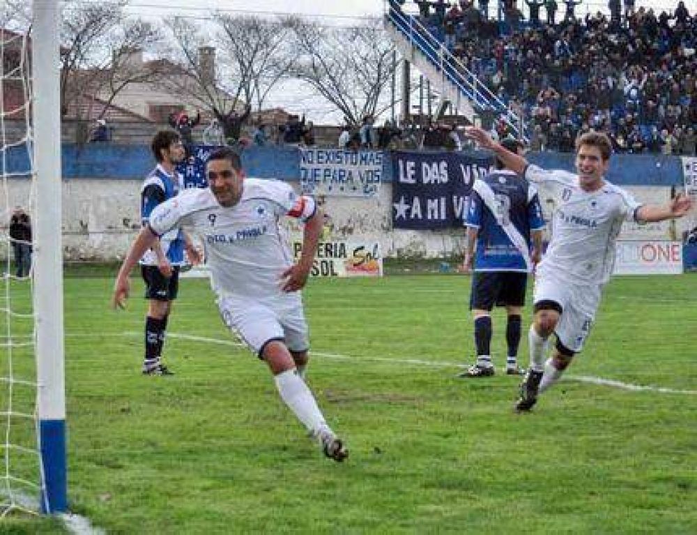 Alvarado comenz� con el pie izquierdo y perdi� 1 a 0 ante Racing de Olavarr�a