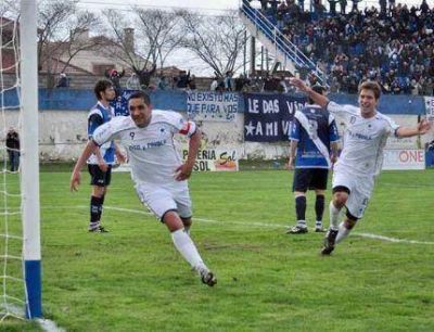 Alvarado comenz� con el pie izquierdo y perdi� 1 a 0 ante Racing de Olavarr�a