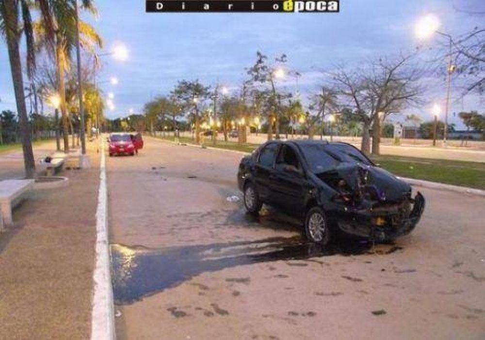 �R�pidos y alcoholizados� chocan contra columna de la Costanera