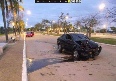 �R�pidos y alcoholizados� chocan contra columna de la Costanera