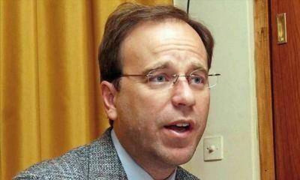Carlos Aguinaga llam� a "evitar" el intento de reelecci�n del Gobernador