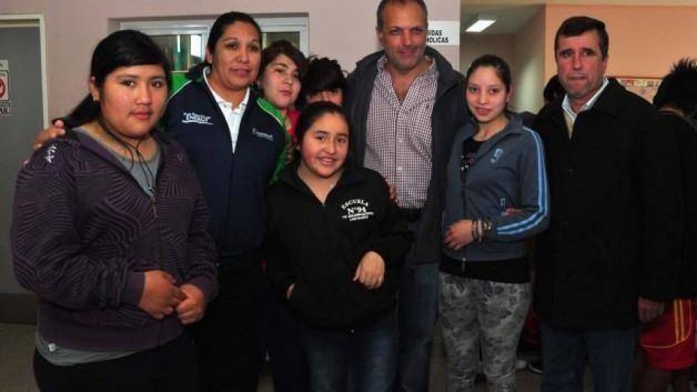 Buzzi visit� a 70 j�venes deportistas del interior de la provincia