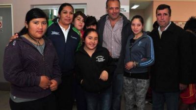 Buzzi visit� a 70 j�venes deportistas del interior de la provincia