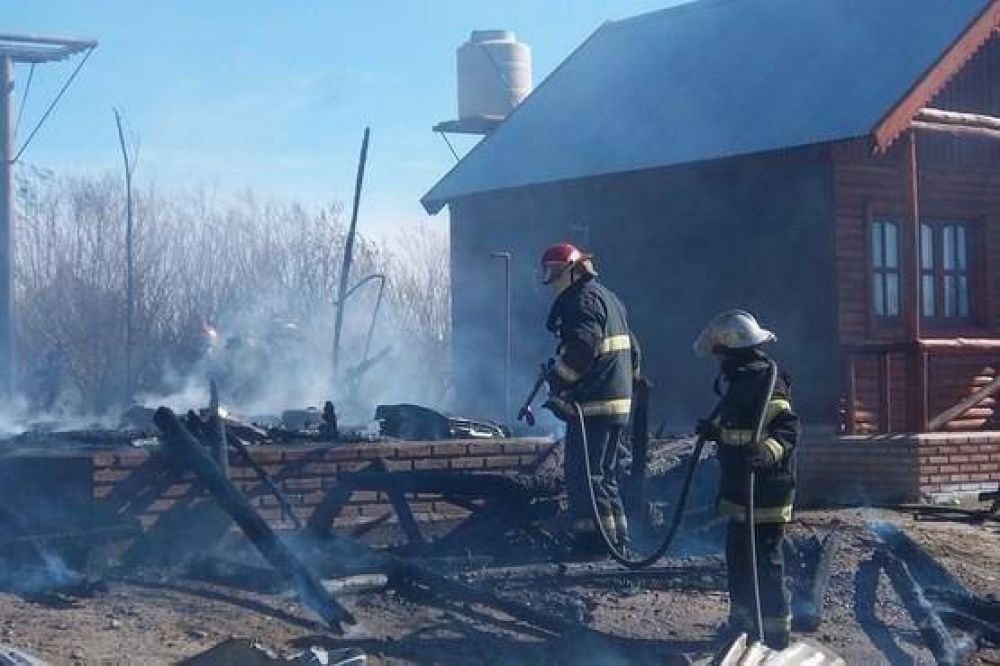 Fuego destruye caba�a en la Zona de Chacras