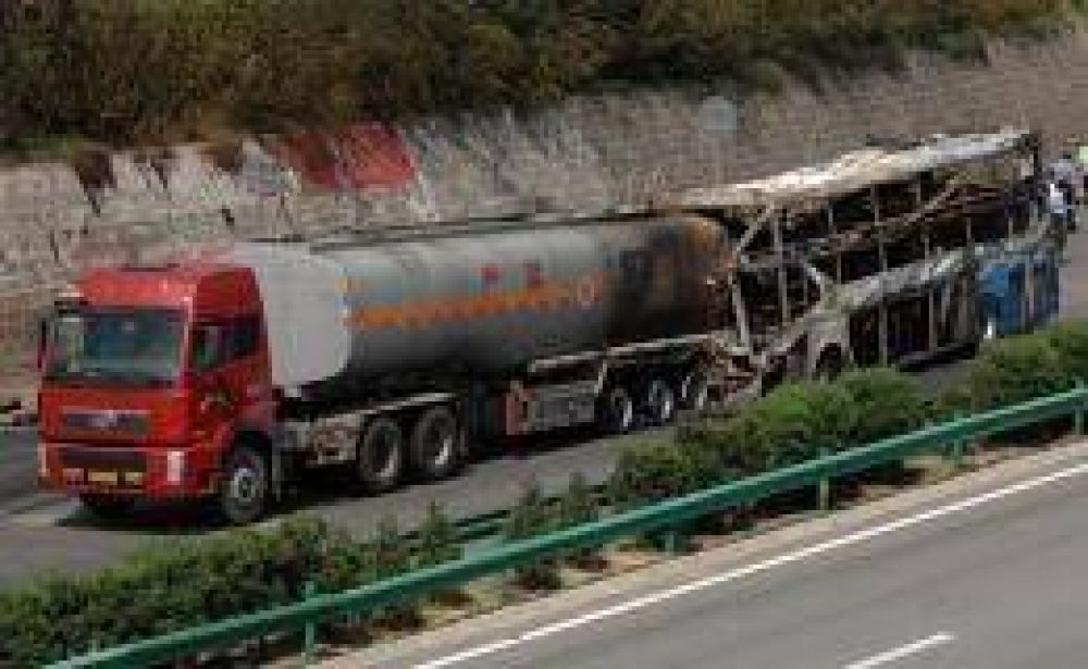 China: 36 muertos tras choque entre colectivo y cisterna