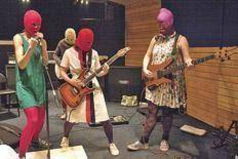 Se fugaron de Rusia dos chicas punk