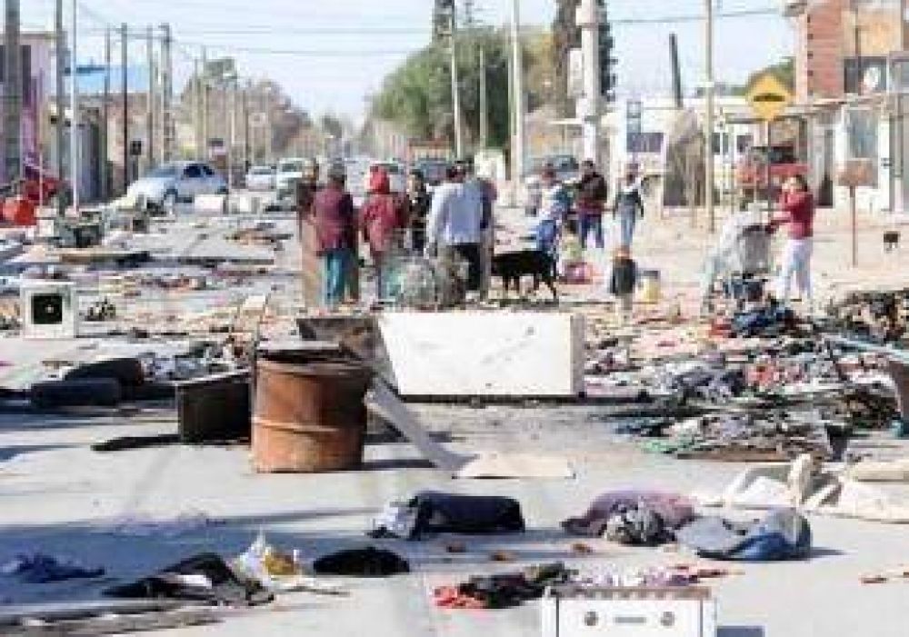 Cortaron la calle Richieri con escombros y basura 