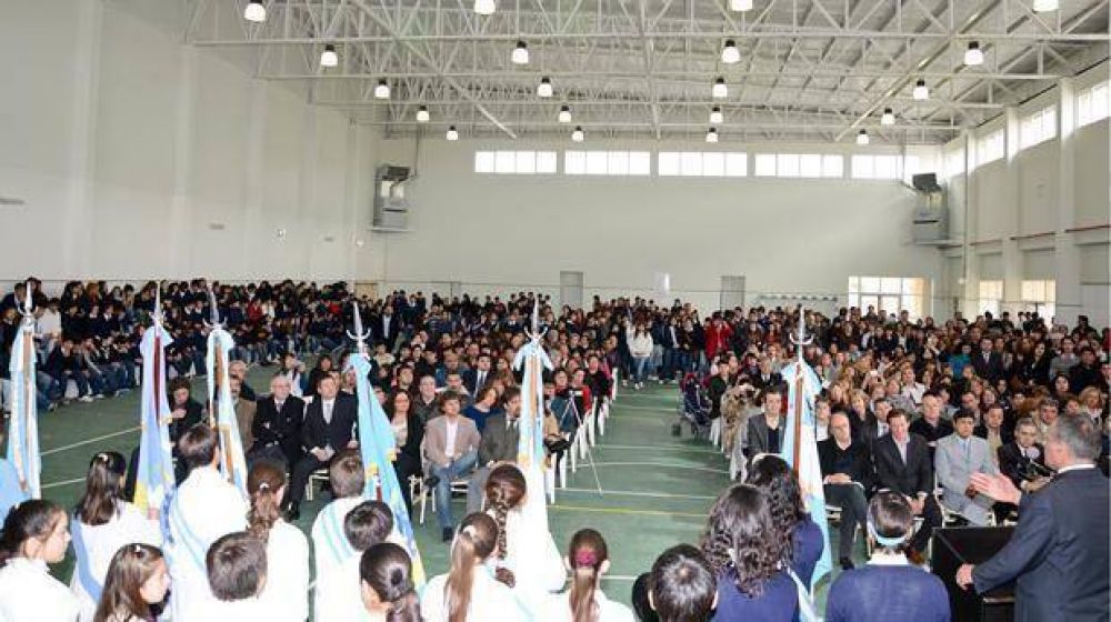 El Hiplito Yrigoyen dej su historia de gamelas para empezar a educar en un moderno edificio