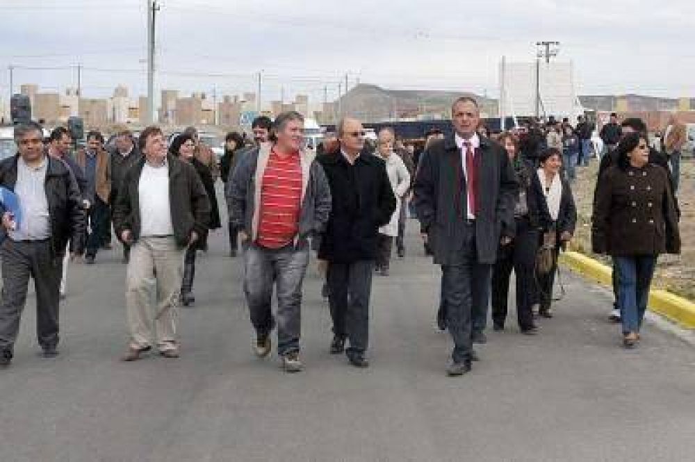 Inauguran nuevo tramo del camino que une Km.5 y Km.8