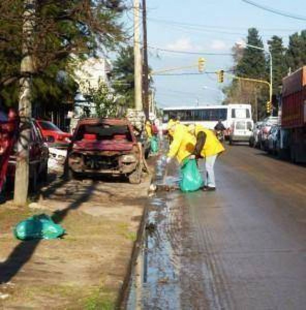 Operativo De Limpieza En Avenida De Malvinas Argentinas