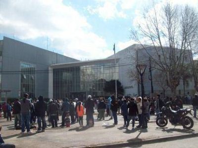 Familias que hab�an ocupado viviendas sociales en Dom�nico fueron desalojadas y reclamaron frente a la Municipalidad