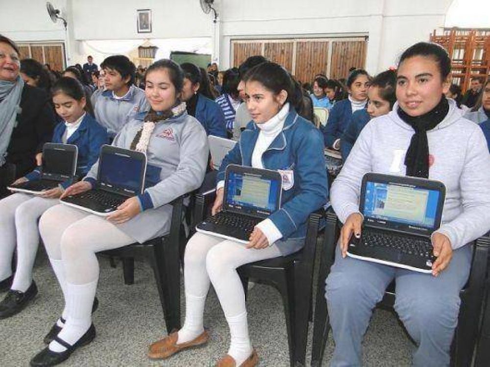 M�s de 900 alumnos de Saladas recibieron las netbooks