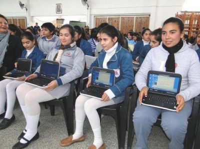 M�s de 900 alumnos de Saladas recibieron las netbooks