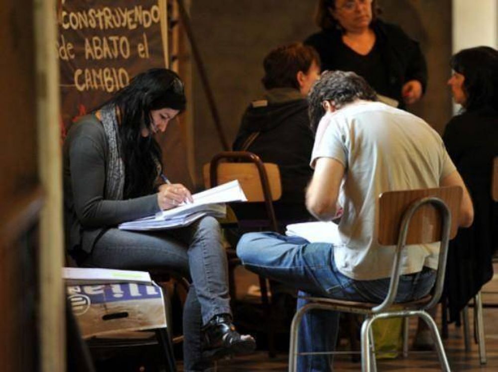 Un impuesto a profesionales para dar becas a estudiantes