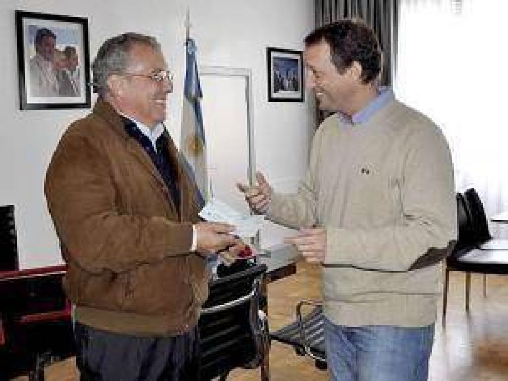 Mart�n entreg� un subsidio a la Biblioteca Mentruy