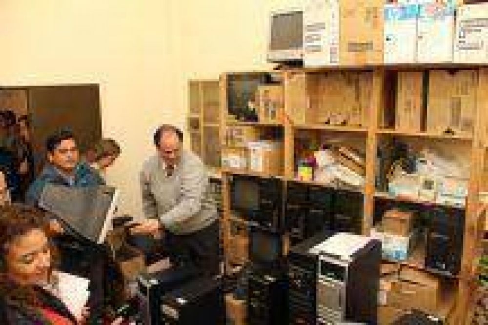 La C�mara Federal de Apelaciones don� material inform�tico a instituciones salte�as