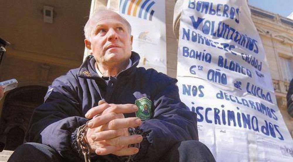 Bombero encadenado pide por un cuartel