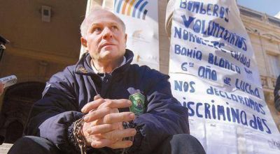 Bombero encadenado pide por un cuartel