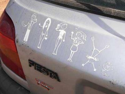 Potencial peligro de las calcoman�as familiares en la luneta del auto 