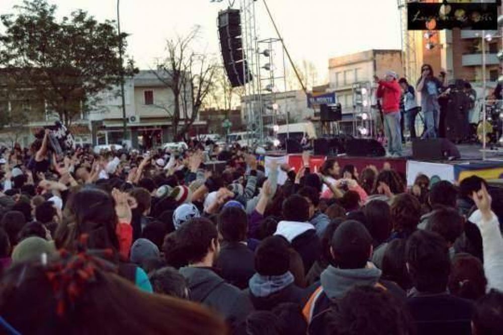 Multitudinaria movida solidaria en la Plaza de las Fuerzas Armadas