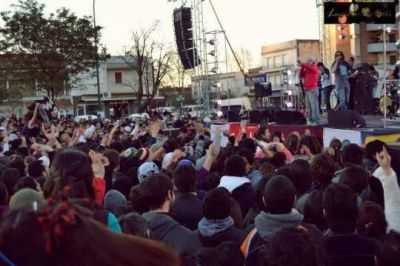 Multitudinaria movida solidaria en la Plaza de las Fuerzas Armadas