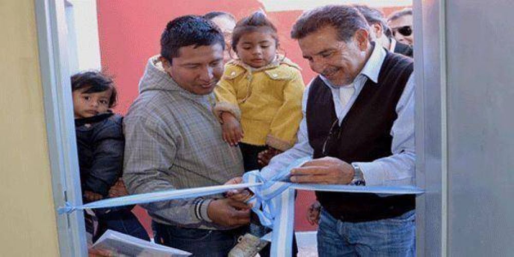 El Gobierno entreg� 46 viviendas en Arauco y anunci� la construcci�n de 120 m�s