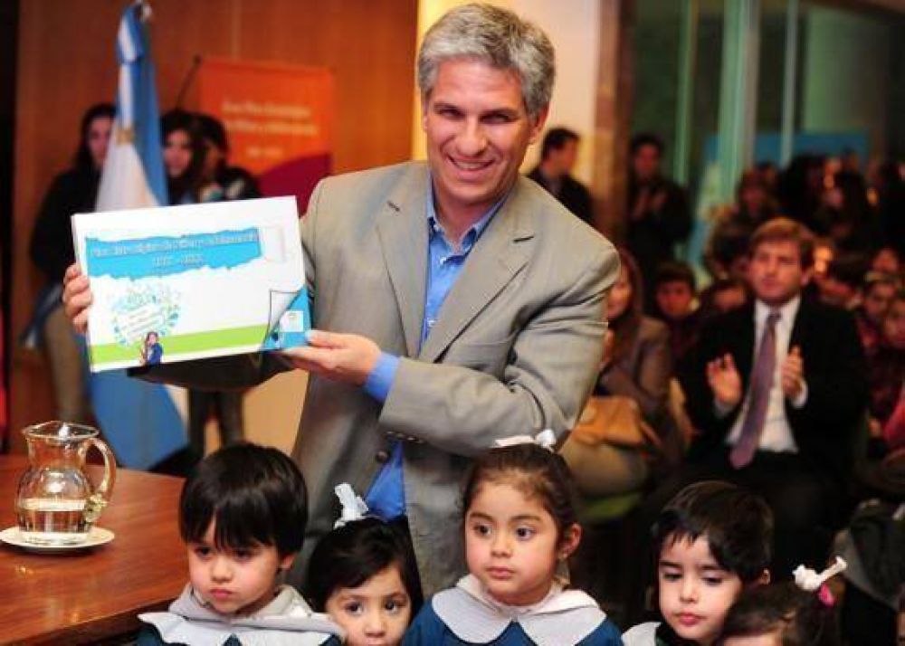Bienestar infantil: Poggi firm� el decreto de promulgaci�n de la Ley de Ni�ez y Adolescencia