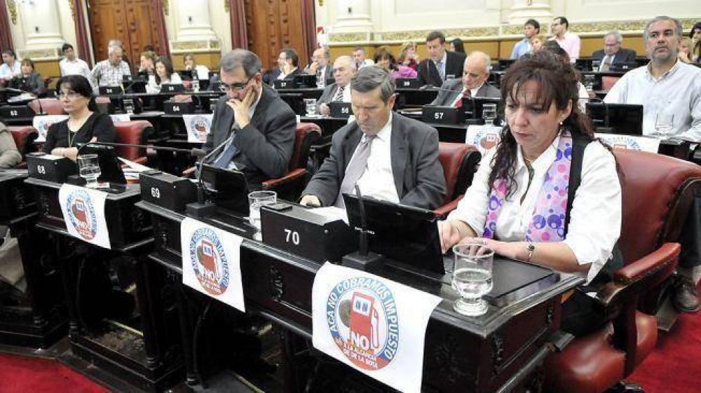 Aprueban la tasa, a pesar del paro petrolero y del rechazo opositor