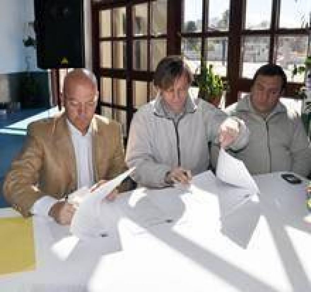 Vallone firm� Convenio con empresa Ecochem para el reciclado de todo tipo de aceites en Juana Koslay