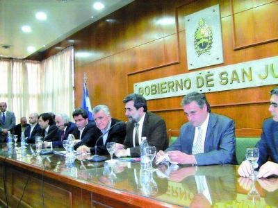 El secretario de Empleo lleg� cargado de anuncios