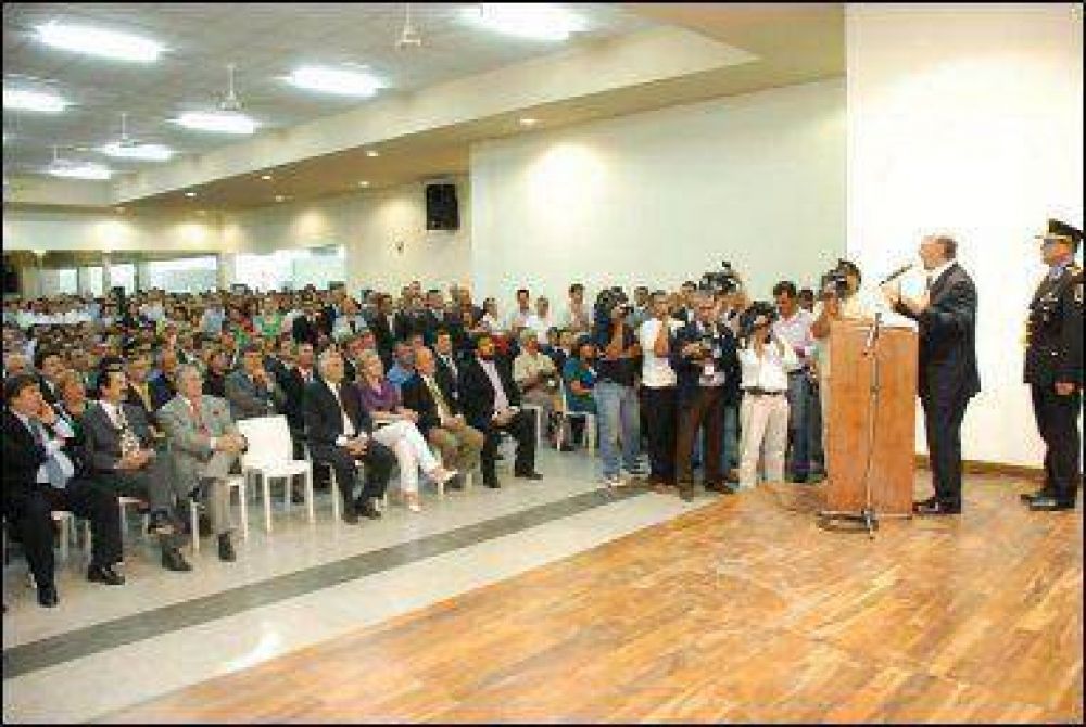 Insfr�n inaugur� un complejo educativo de 4.000 metros cuadrados en Clorinda.
