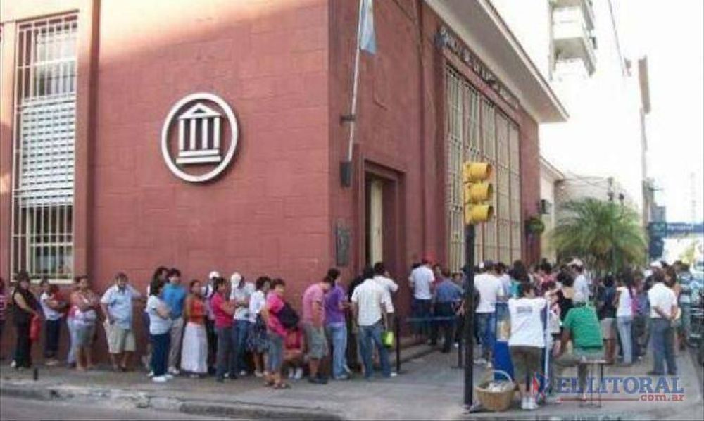 Enga�an a un hombre en un banco y le roban 45 mil pesos que iba a depositar