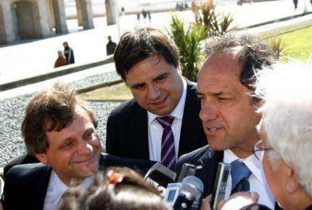 Scioli le agradeci� a Tevez que, en su gol 100 en el f�tbol ingl�s, mostrara una remera con la frase �Villa La �ata�