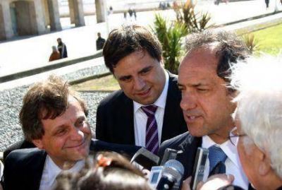 Scioli le agradeci� a Tevez que, en su gol 100 en el f�tbol ingl�s, mostrara una remera con la frase �Villa La �ata�