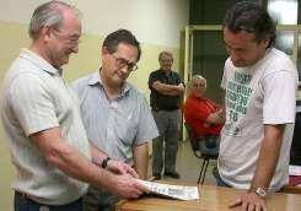 Unos 200 vi�ateros quieren venderle su uva al Estado