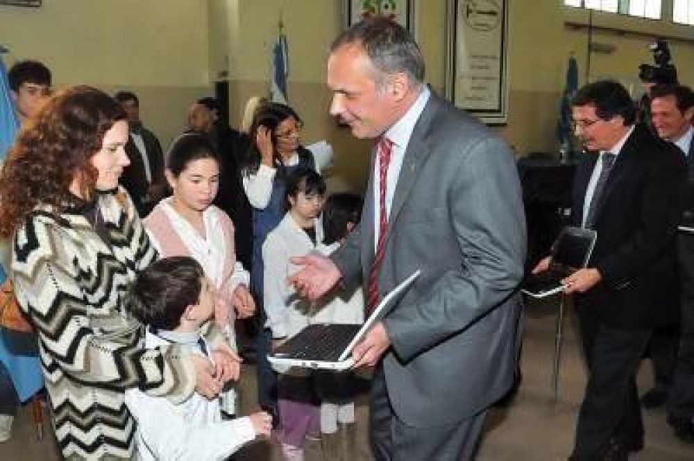 Buzzi y Sileoni entregaron netbooks a los alumnos de escuelas cordilleranas