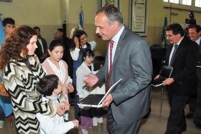 Buzzi y Sileoni entregaron netbooks a los alumnos de escuelas cordilleranas