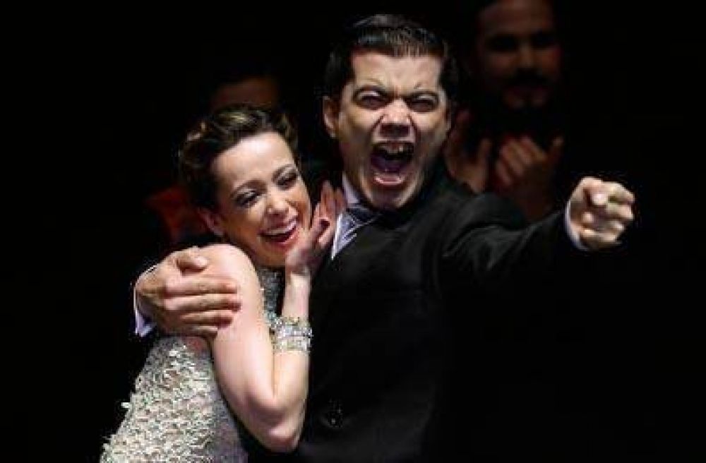 Una pareja portea gan el Mundial de Tango Escenario