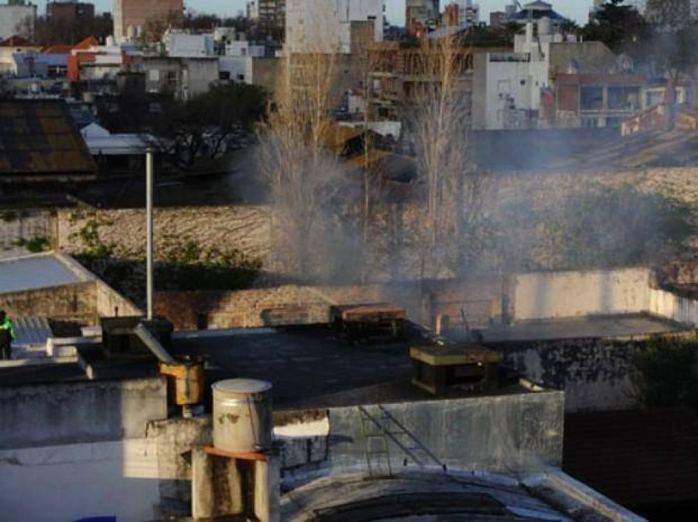 Ardi� una f�brica de envases pl�sticos en barrio Pichincha
