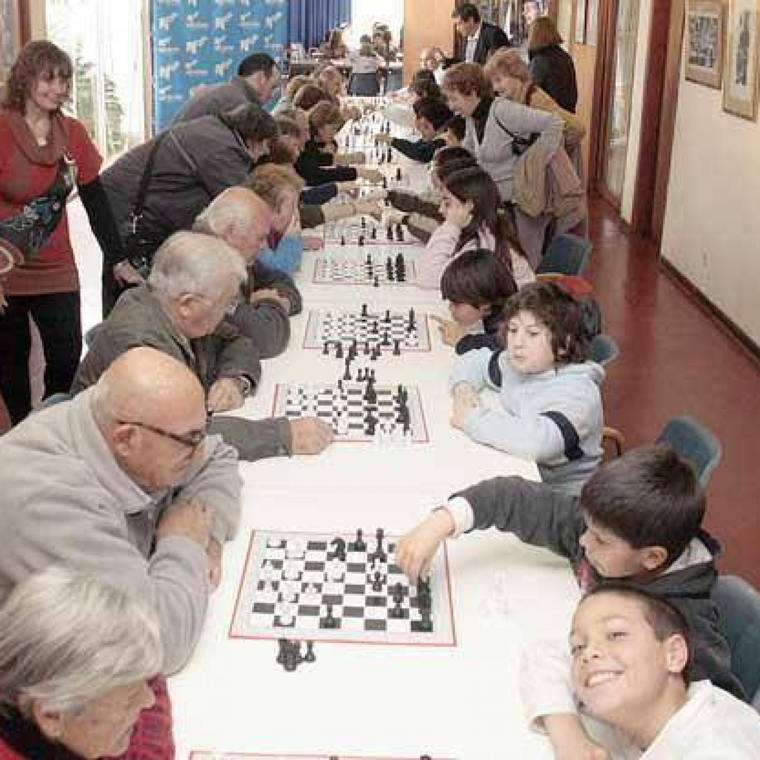 Emotivo y nutrido encuentro de ajedrez entre niños y ancianos