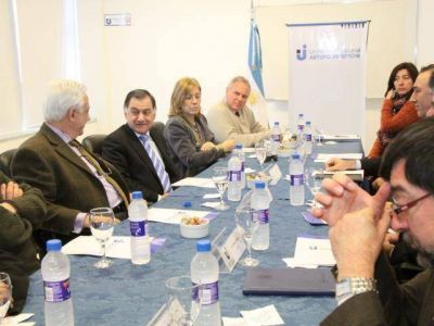 FLORENCIO VARELA: Reuni�n de rectores de universidades